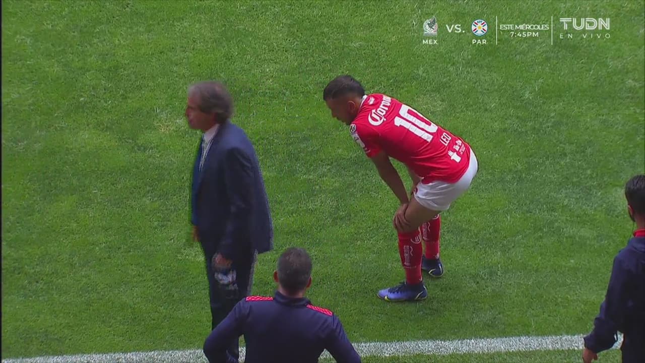 ¡Mal y de malas! Leo Fernández dribla, se lesiona y lo sacan