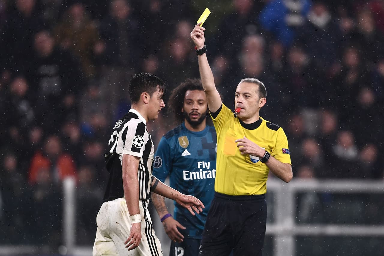 Cerca del final del primer tiempo, Dybala se metió al área y cuando tuvo la oportunidad se lanzó a de clavado. El árbitro Cüneyt Cakir le puso amarilla al argentino por simulación.