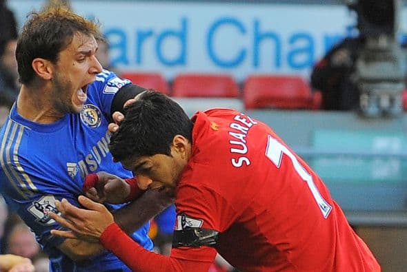 Carragher revela lo que dijo Suárez tras morder a Ivanovic 

