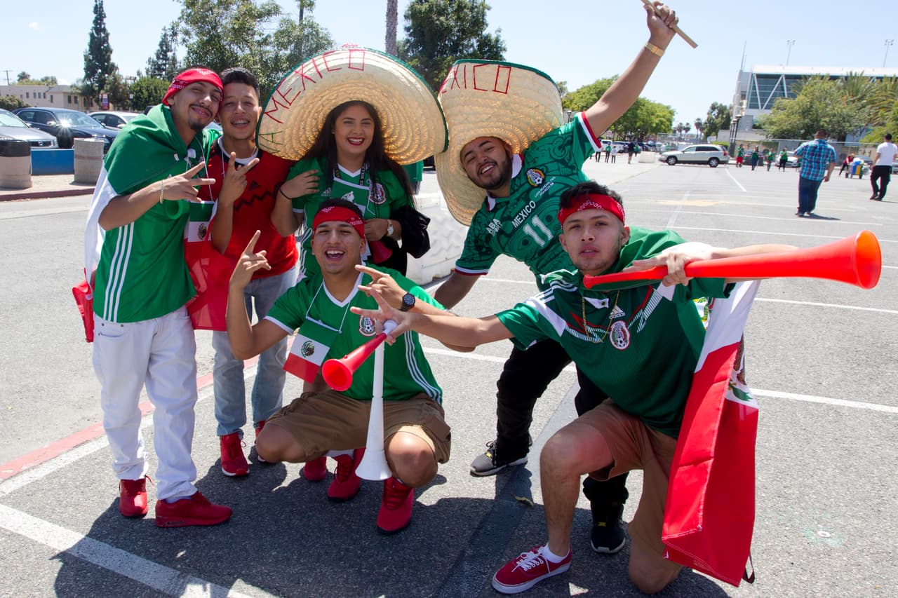Con sombreros, maquillaje, máscaras y sobre todo, mucha actitud y mucha fiesta, la afición mexicana de Los Angeles apoyó de gran manera al TRI en su partido ante Croacia.