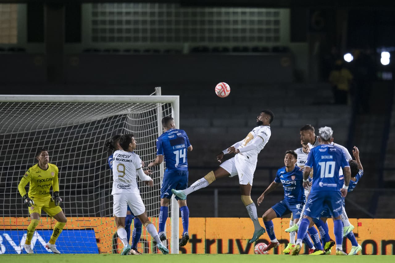Diogo de Oliveira tuvo una de las ocasiones más claras para los Pumas durante el complemento y por poco la manda a guardar.
