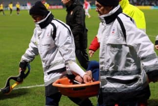 Falcao es retirado en camilla luego de lesionarse la ridilla en partido de Copa de Francia.