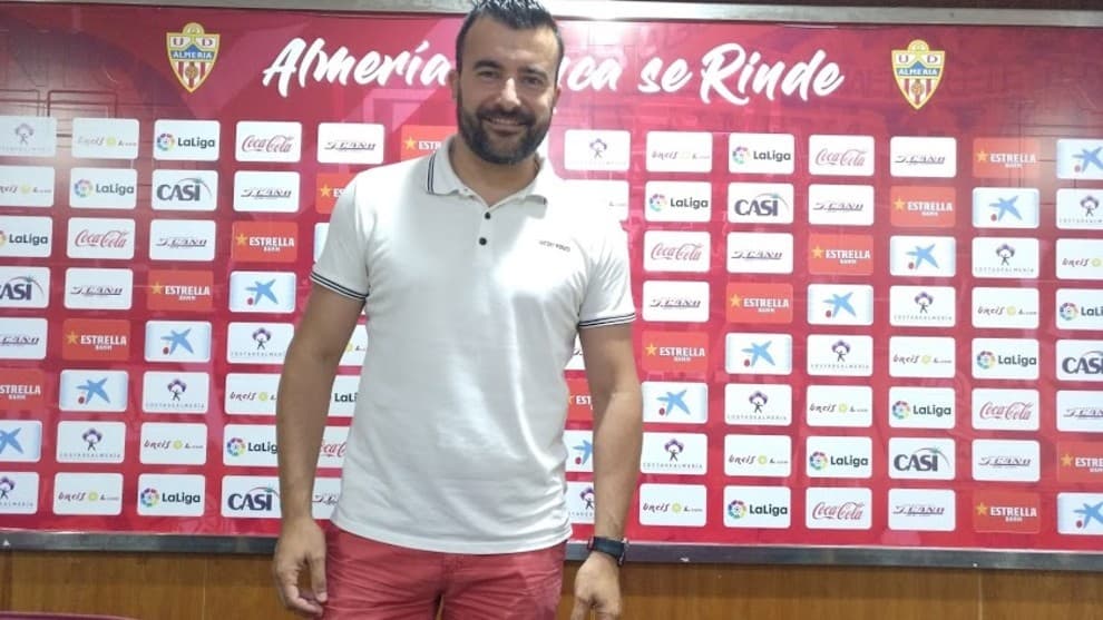 Entrenador se rompió ligamento dirigiendo práctica desde casa