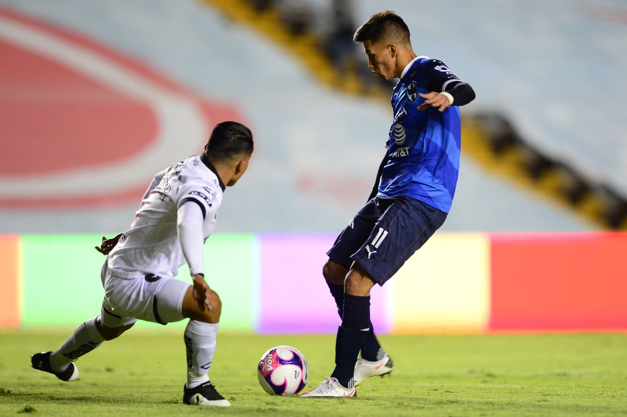 El Partidos no se mueve mucho y la disputa continúa en el medio campo.