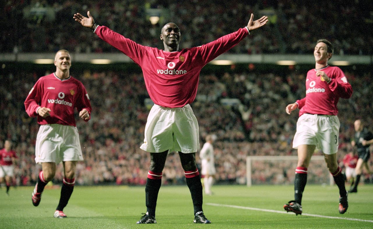 Andy Cole (centro) celebra un gol para el Manchester United que en la primera jornada de la campaña 2000/2001 venció al Newcastle 2-0. Al final, campeones con 80 puntos, séptimo título.