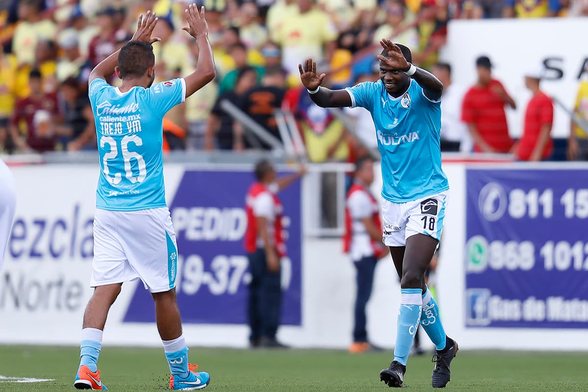 Augusto dos Santos (derecha) abrió el marcador para Querétaro a los seis minutos.