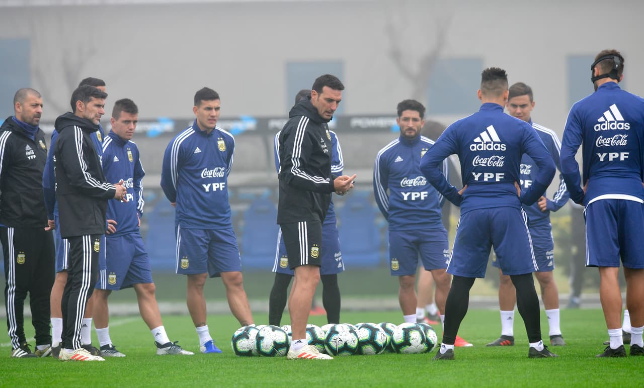 Esteban Andrada, Argentina: lesionó en la rodilla derecha.