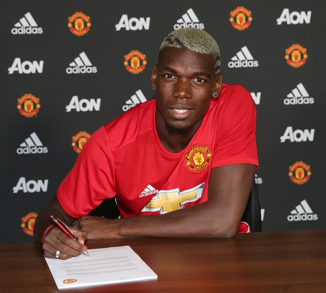 Luego de salir gratis del Manchester United hacia la Juventus de Turín en 2012, el mismo cuadro 'Red Devil' pagó 110 millones por repescar a Paul Pogba. Es el fichaje más caro de la historia.