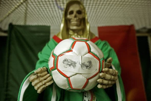 El fútbol es un deporte donde las costumbres y creencias juegan un gran papel. Jugadores, técnicos e hinchas sorprenden con sus cábalas antes y despues de los partidos. En Univisionfutbol.com te presentamos las mejores con todos los detalles. 