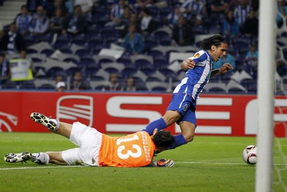 Pero al minuto 49 una jugada de peligro por parte del colombiano Radamel falcao terminó en penalti.