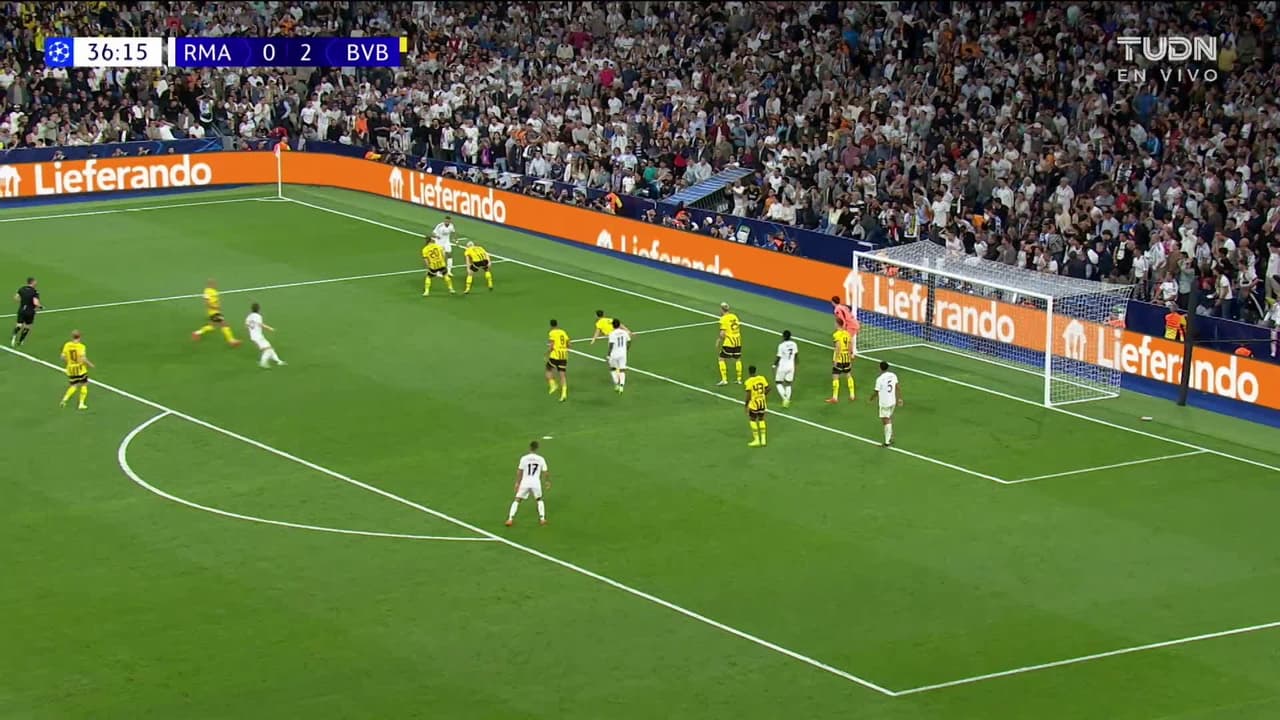 ¡CERCA! Rodrygo disparó que se estrella en el poste.