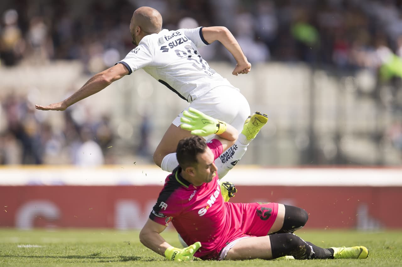 Penal sobre González, Vázquez Mellado corta la jugada de gol y derriba al jugador de Pumas.