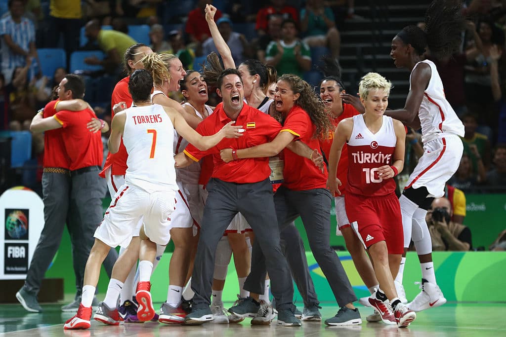 En el baloncesto femenil España vence 64-62 a Turquía con cesta de último segundo y clasifica a la siguiente ronda.