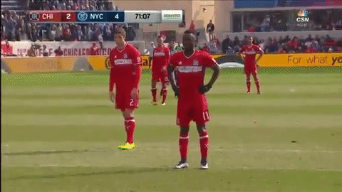 Pirlo en la medialuna del área indica el destino de la pelota.