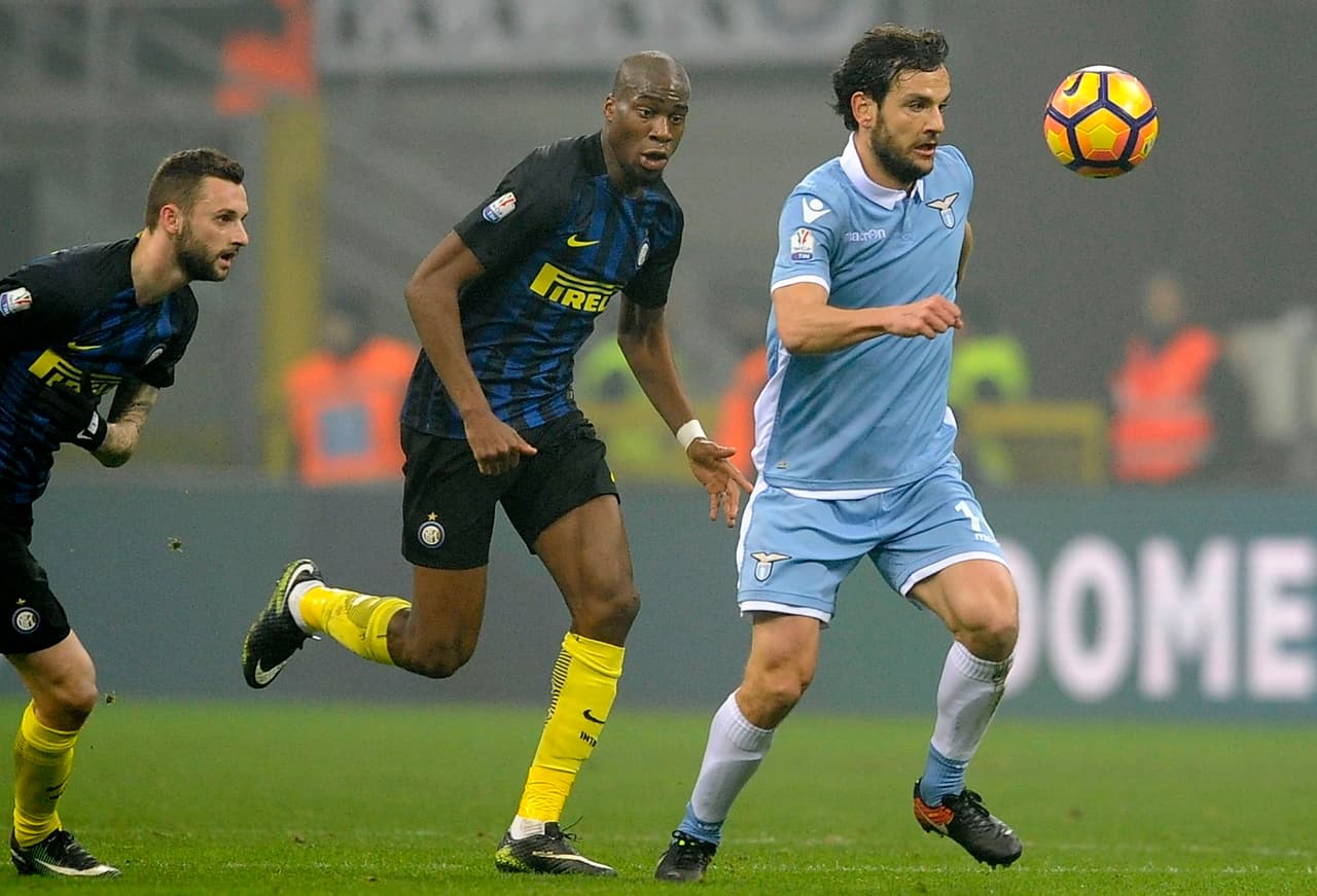 MILAN, MILANO - JANUARY 31: Marco Parolo of SS Lazio compete for the ball with Goeffrey Kondogbia FC Inernazionale during the TIM Cup match between FC Internazionale and SS Lazio at Stadio Giuseppe Meazza on January 31, 2017 in Milan, Italy. (Photo by Marco Rosi/Getty Images)