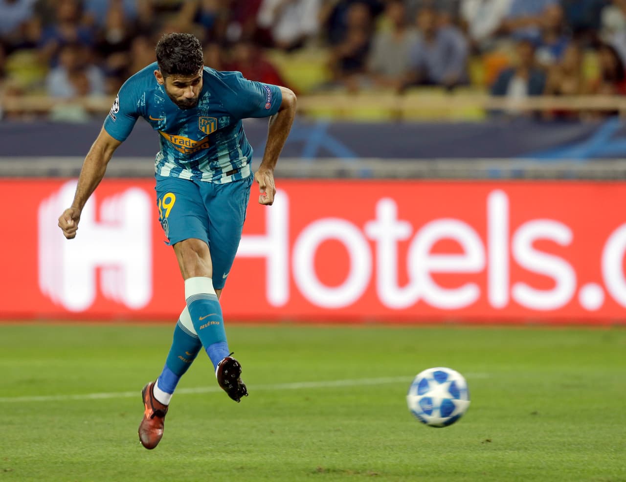 Pero fue Costa el que trató de llamar a la calma y con sus llegadas en el área rival le empezaba a complicar la existencia a la zaga monegasca.