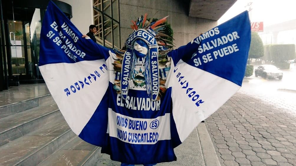 Los aficionados se dieron cita en el Azteca para apoyar al Tri y a la ’Selecta’ rumbo a Rusia 2018.