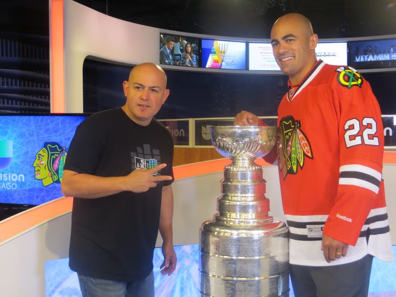 La Copa Stanley y Jamal Mayers, ex jugador del equipo de los Blackhawks visitaron los estudios de Univision. Mira la galería de fotos.