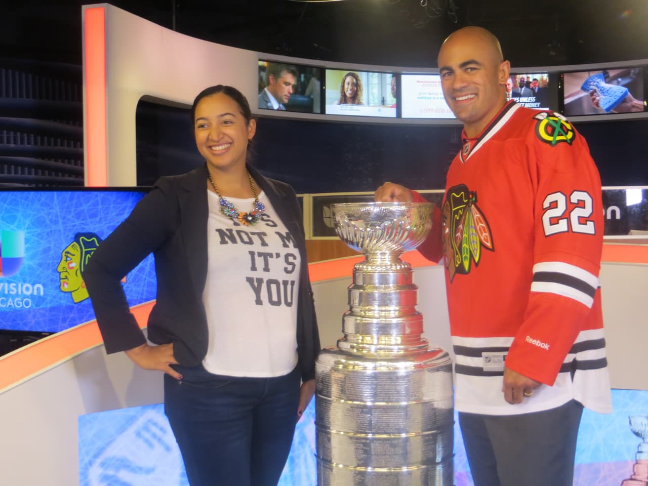 La Copa Stanley y Jamal Mayers, ex jugador del equipo de los Blackhawks visitaron los estudios de Univision. Mira la galería de fotos.
