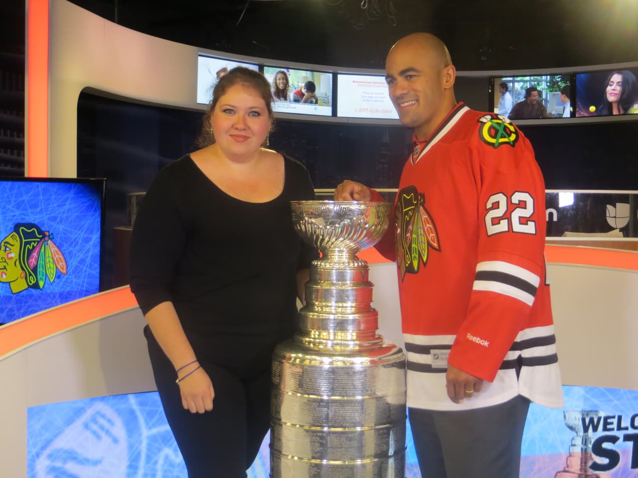 La Copa Stanley y Jamal Mayers, ex jugador del equipo de los Blackhawks visitaron los estudios de Univision. Mira la galería de fotos.