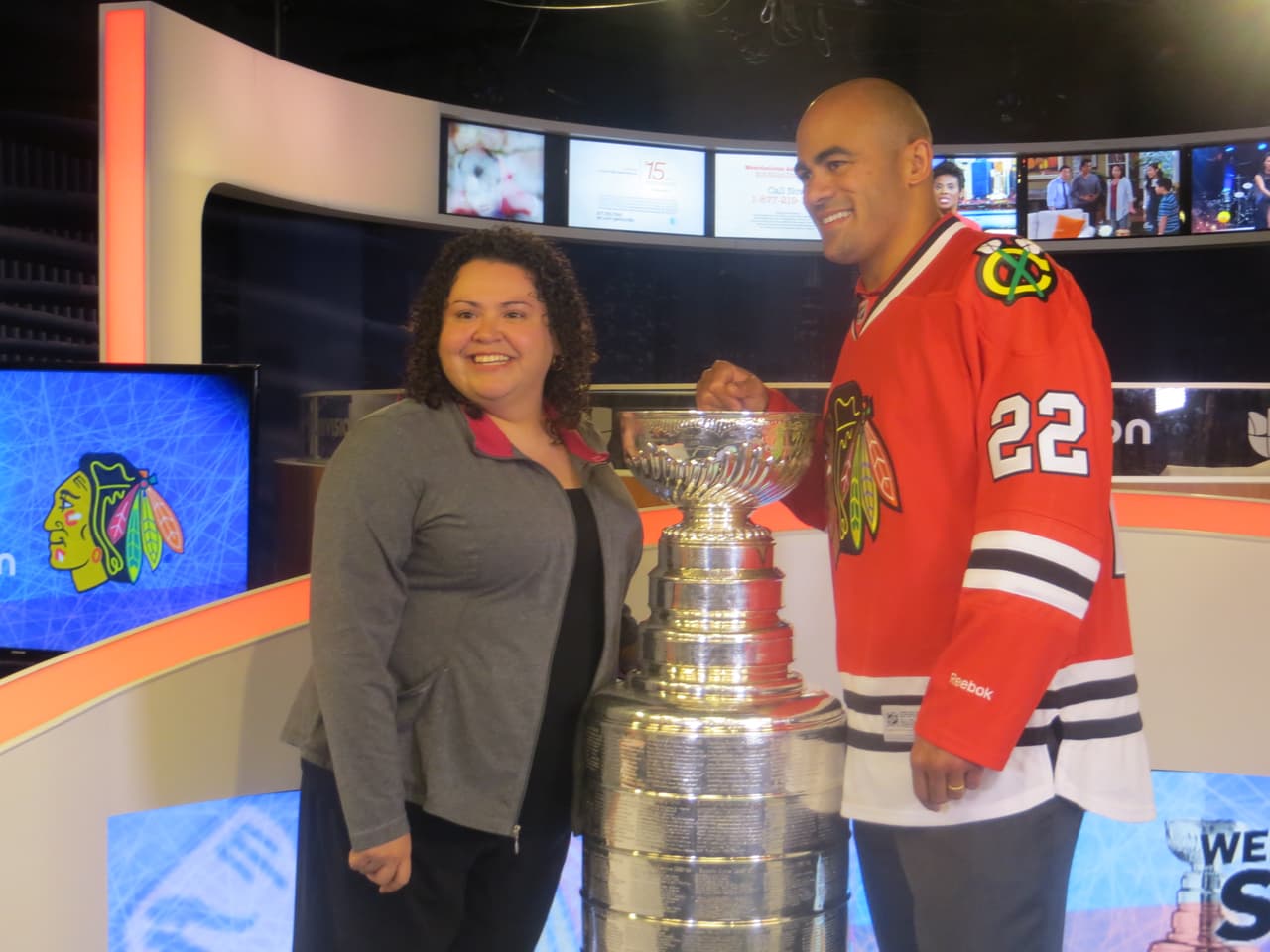 La Copa Stanley y Jamal Mayers, ex jugador del equipo de los Blackhawks visitaron los estudios de Univision. Mira la galería de fotos.