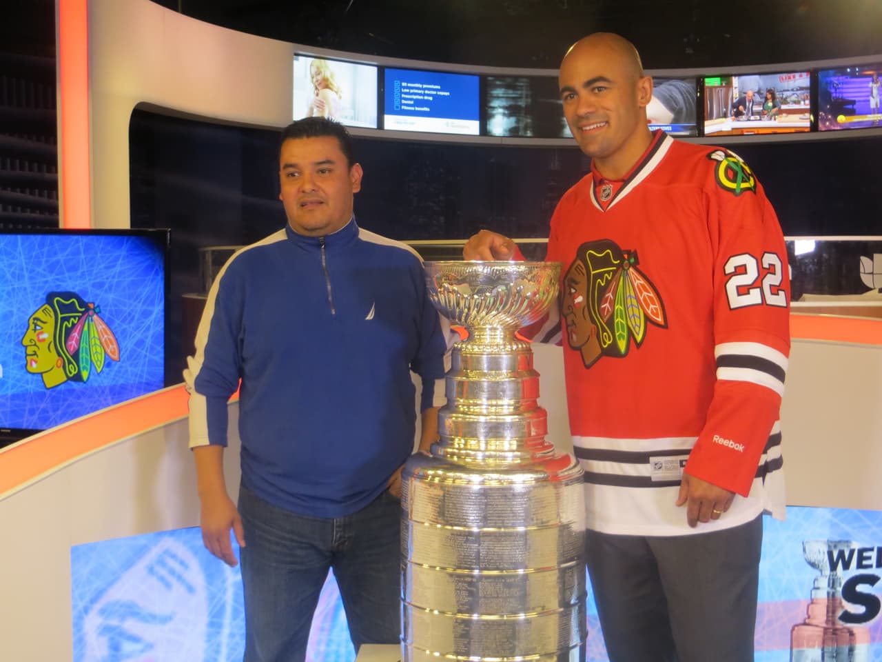 La Copa Stanley y Jamal Mayers, ex jugador del equipo de los Blackhawks visitaron los estudios de Univision. Mira la galería de fotos.