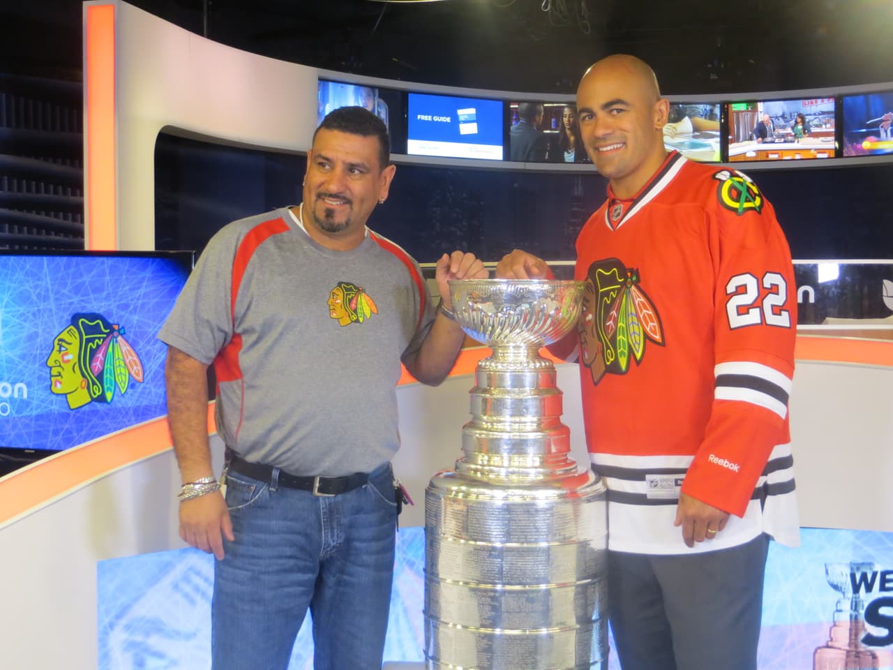 La Copa Stanley y Jamal Mayers, ex jugador del equipo de los Blackhawks visitaron los estudios de Univision. Mira la galería de fotos.