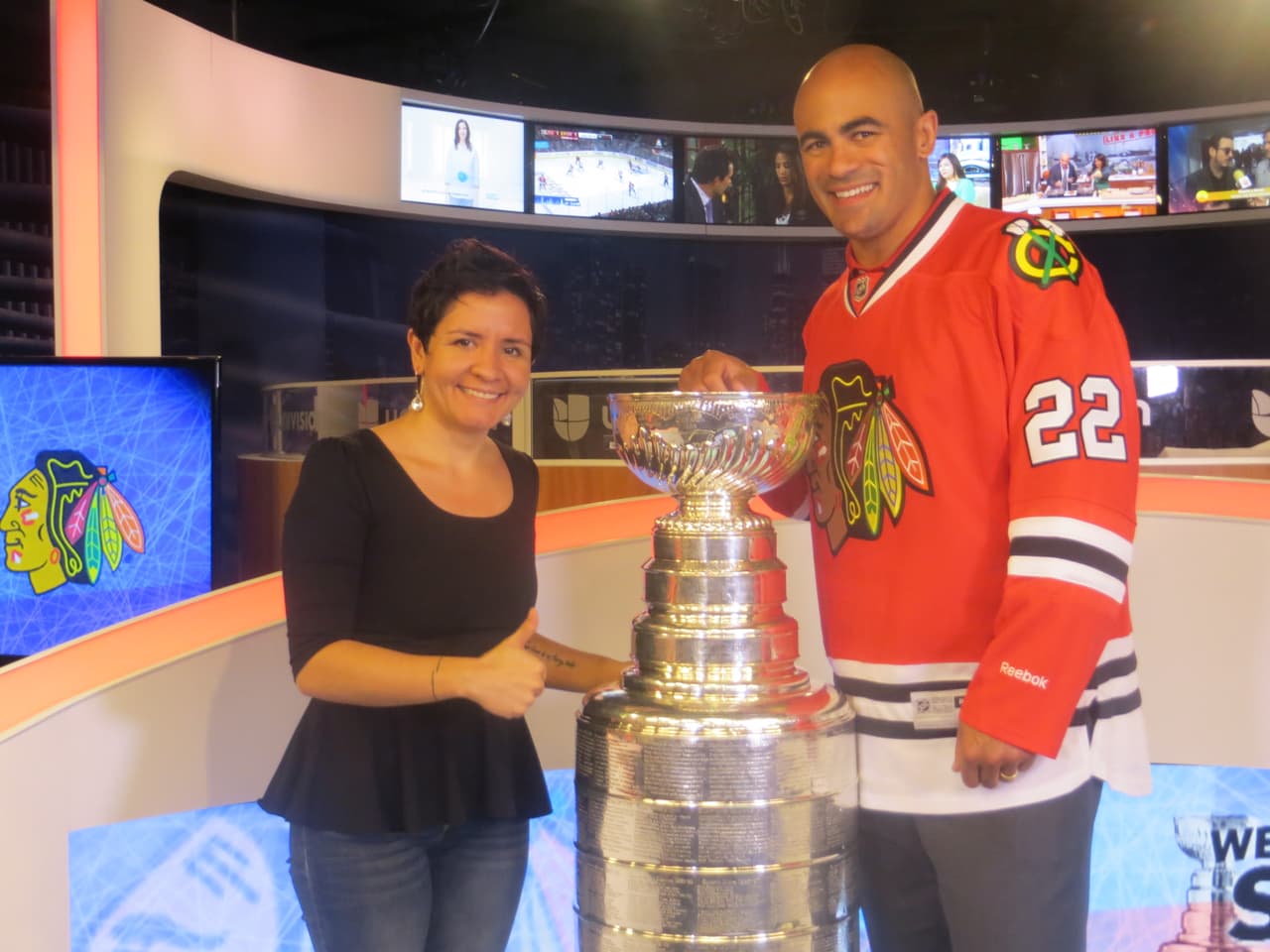 La Copa Stanley y Jamal Mayers, ex jugador del equipo de los Blackhawks visitaron los estudios de Univision. Mira la galería de fotos.