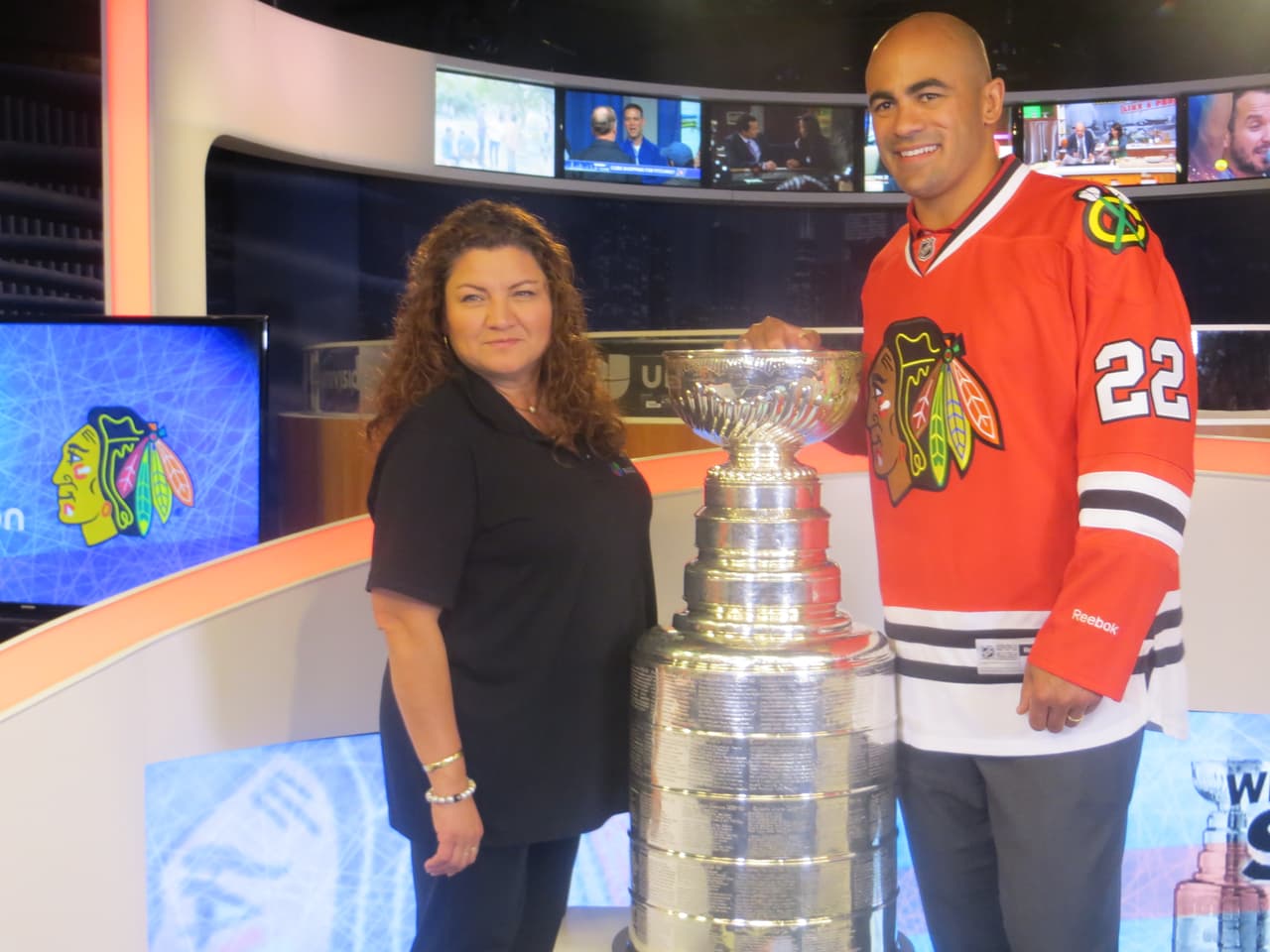 La Copa Stanley y Jamal Mayers, ex jugador del equipo de los Blackhawks visitaron los estudios de Univision. Mira la galería de fotos.