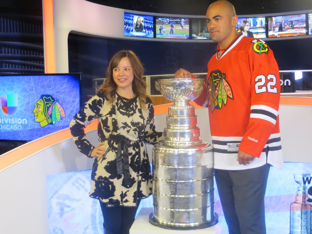 La Copa Stanley y Jamal Mayers, ex jugador del equipo de los Blackhawks visitaron los estudios de Univision. Mira la galería de fotos.