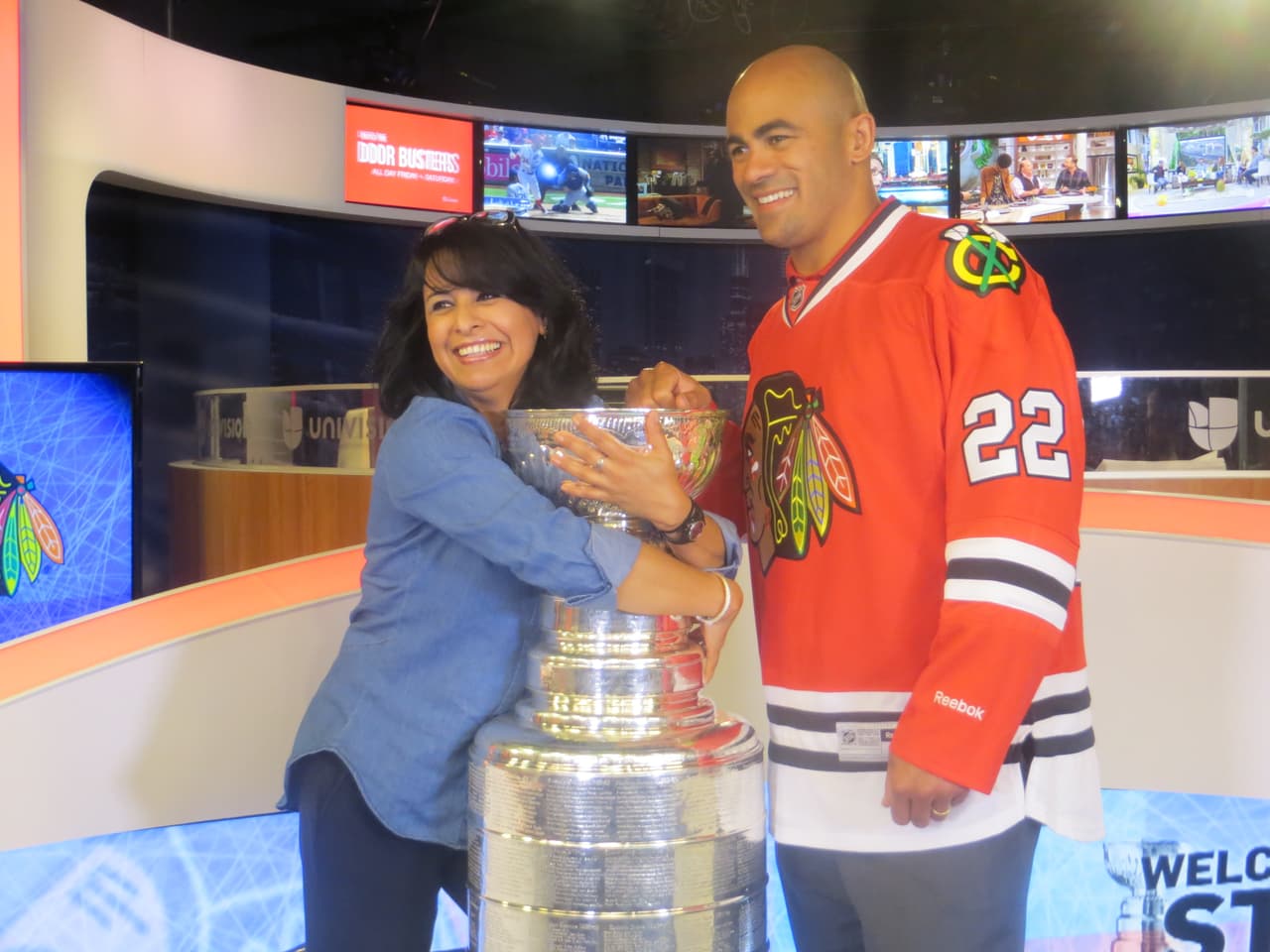 La Copa Stanley y Jamal Mayers, ex jugador del equipo de los Blackhawks visitaron los estudios de Univision. Mira la galería de fotos.