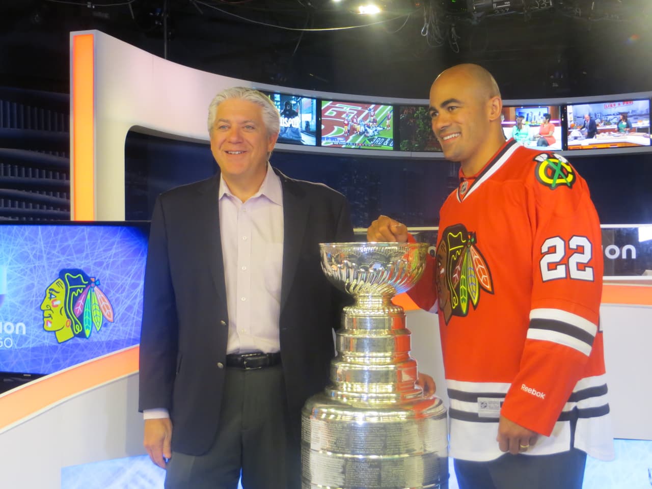 La Copa Stanley y Jamal Mayers, ex jugador del equipo de los Blackhawks visitaron los estudios de Univision. Mira la galería de fotos.