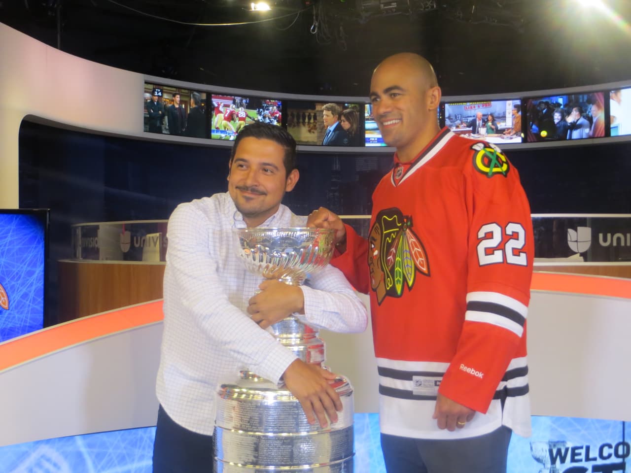 La Copa Stanley y Jamal Mayers, ex jugador del equipo de los Blackhawks visitaron los estudios de Univision. Mira la galería de fotos.