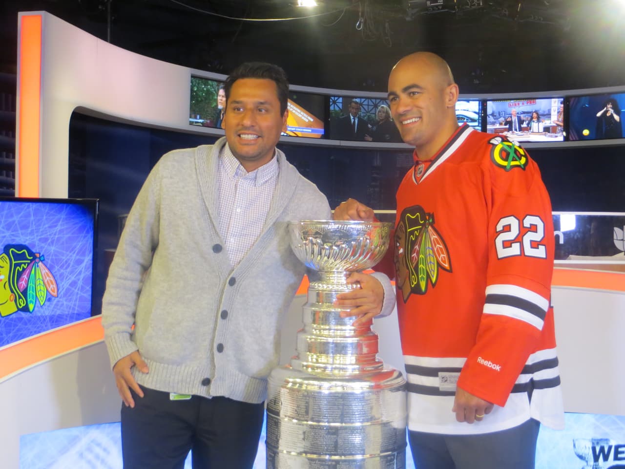 La Copa Stanley y Jamal Mayers, ex jugador del equipo de los Blackhawks visitaron los estudios de Univision. Mira la galería de fotos.