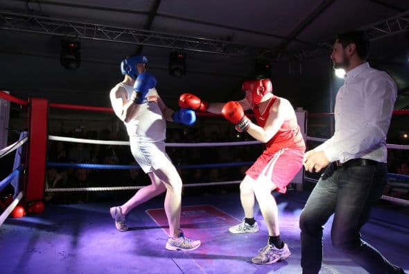 Sin embargo, la idea se materializó y el cura al menos "ya tenía una pequeña experiencia en el boxeo, pero no sobre un cuadrilátero".