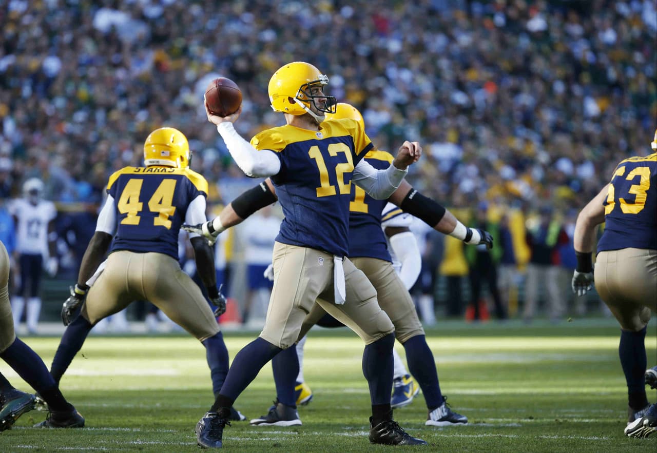 3. AARON RODGERS - Completó 16 de 29 para 255 yardas con 2 de touchdown, no son sus mejores números pero sí evitó errores para conservar la ventaja sobre la explosiva ofensiva de los Chargers en la victoria 27 - 20.