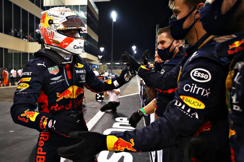 Max Verstappen se lleva el Gran Premio de Abu Dhabi, seguido de Valteri Bottas en segundo lugar y el británico Lewis Hamilton se llevó la tercera posición. El mexicano Sergio Pérez abandonó la carrera en la décima vuelta por fallas en el motor. Así cerró la temporada 2020 de la F1.