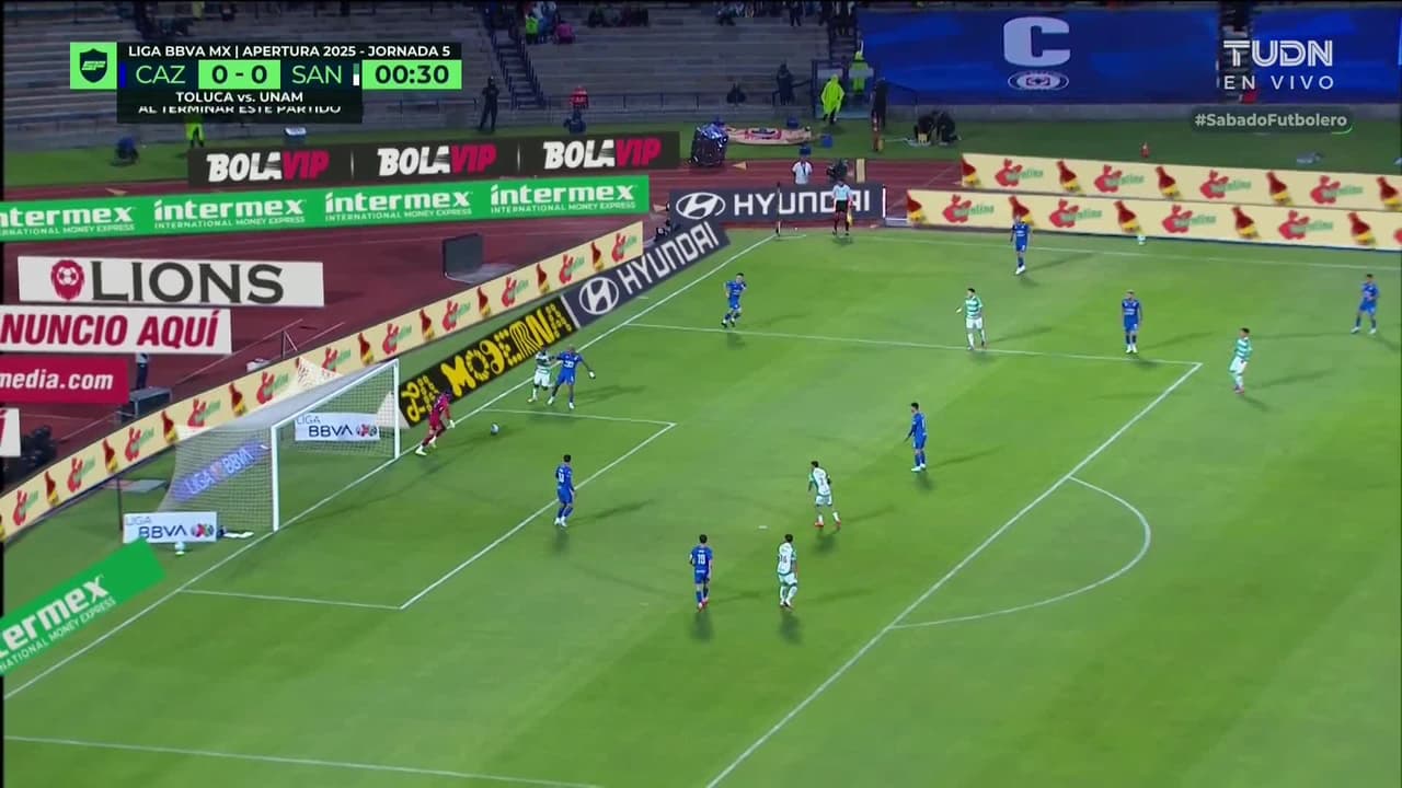 Arranca el partido y la pelota está en juego.