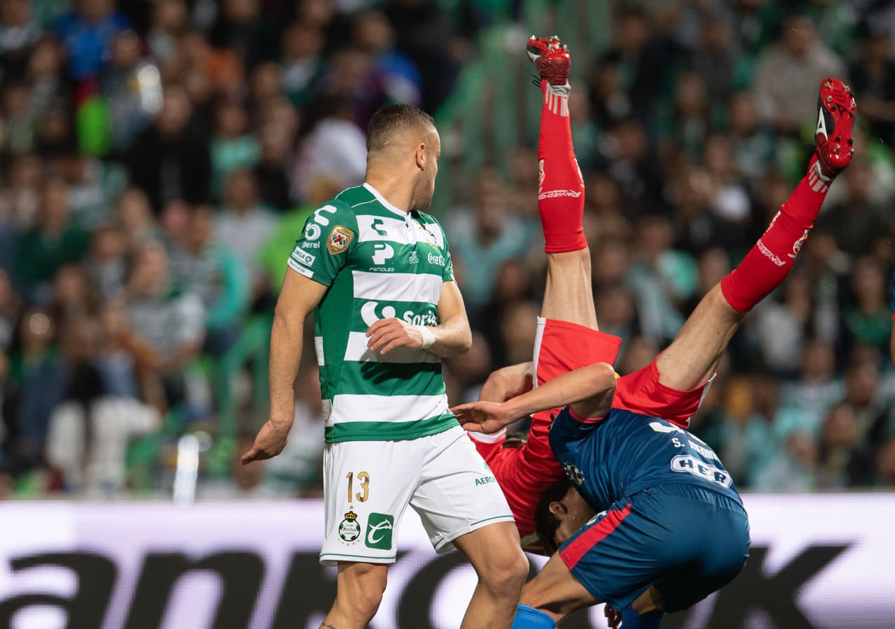 En una disputa por el balón aéreo, el guardameta argentino de Rayados sufrió una aparatosa caída pero no le impidió seguir en el terreno de juego.
