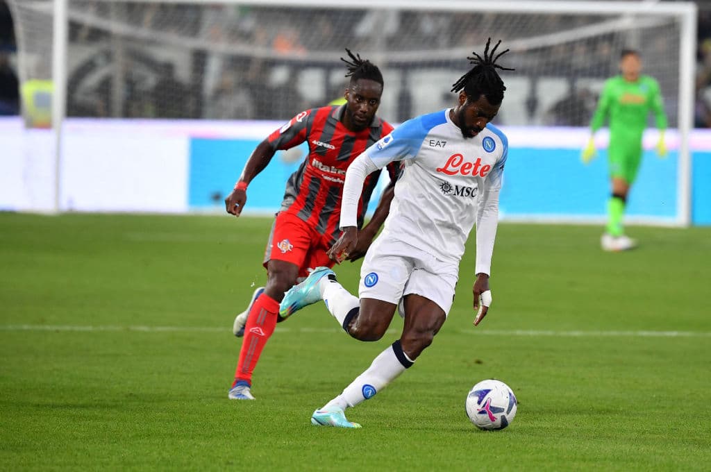 Napoli, con goles de Matteo Politano y Gio Simeone, le ganó al Cremonese 2-1 y es único líder de la Serie A.