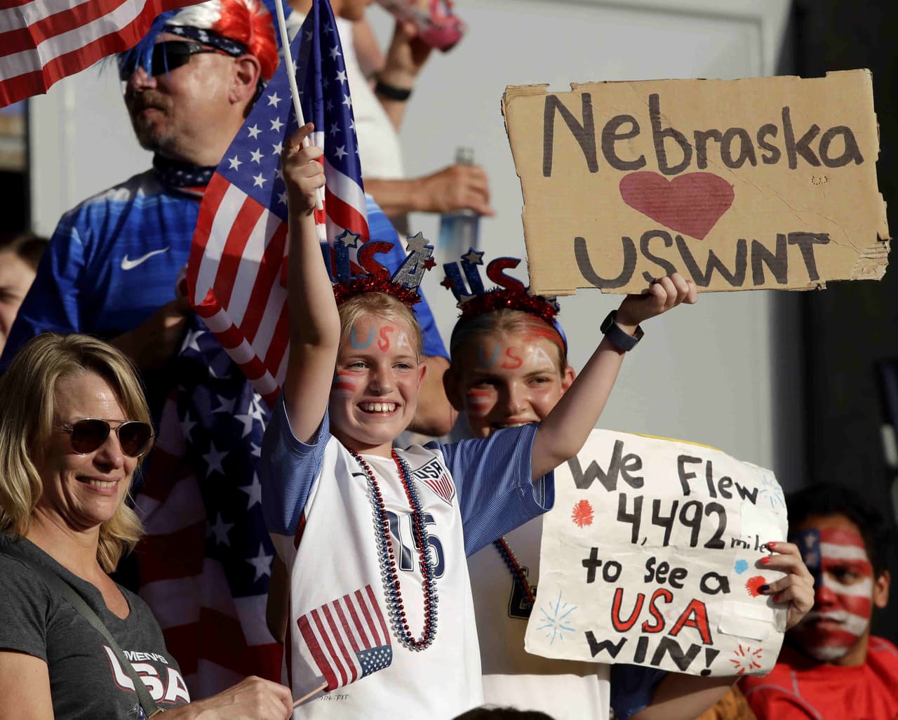 El Parque de los Príncipes fue el escenario para este duelo de Cuartos de Final del Mundial Femenino entre la local, Francia, y Estados Unidos. Para muchos se trata de una Final adelantada, por lo que la alegría entre los fanáticos no se hizo esperar.