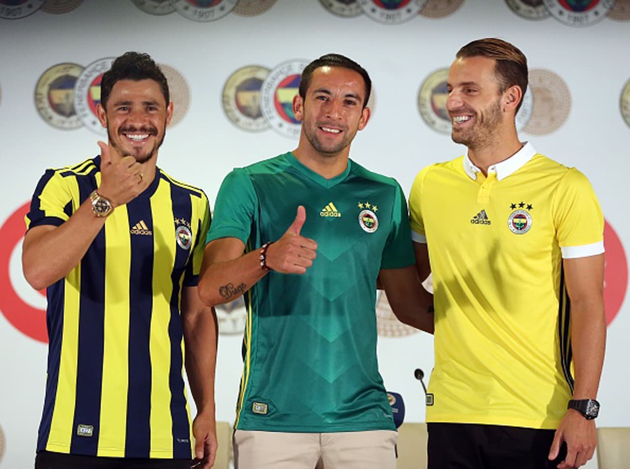 El Fenerbahce ahora va en serio: fichó al brasileño Giuliano que la rompió en el Zenit de San Petersburgo, al chileno Mauricio Isla y al español Roberto Soldado.