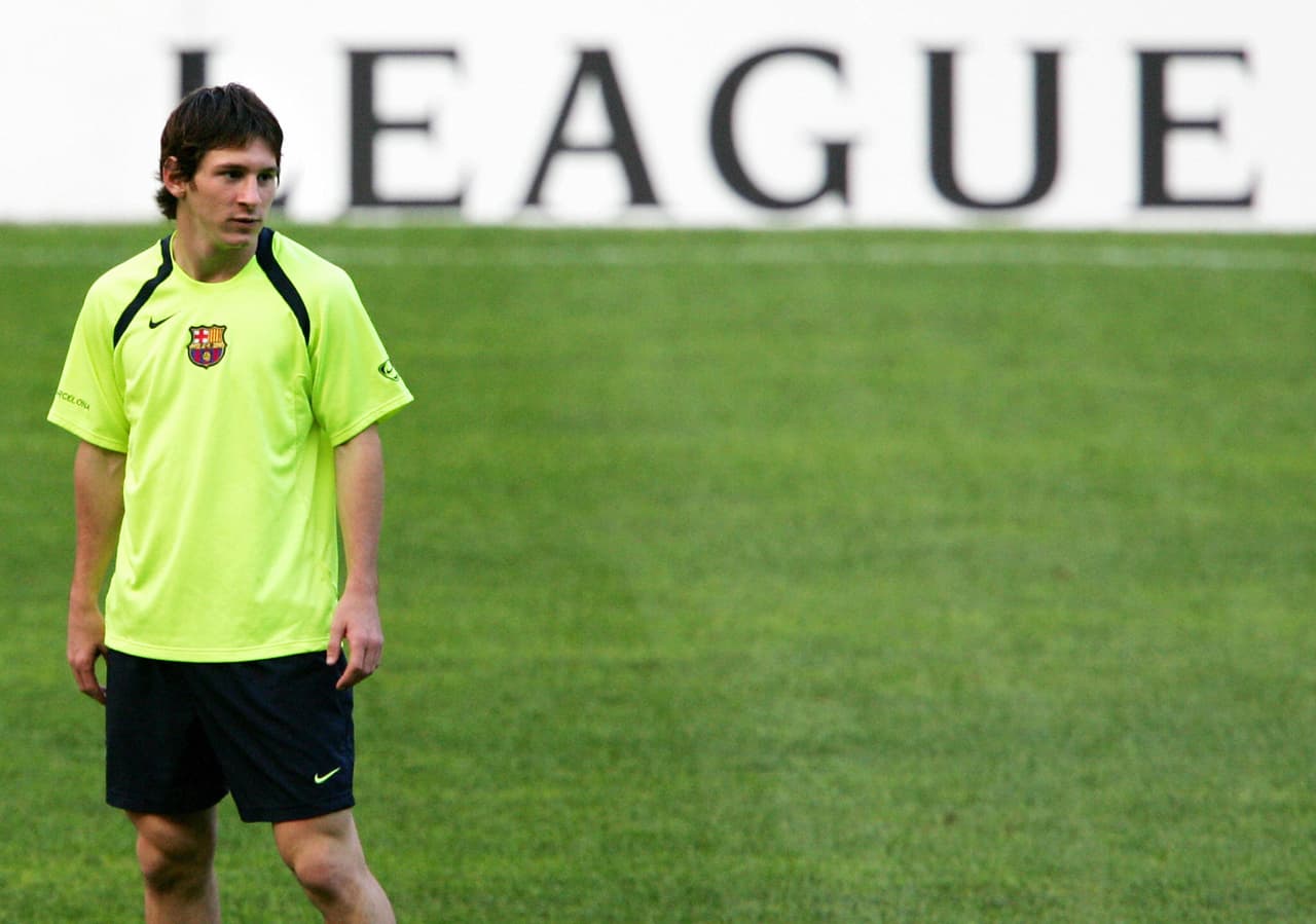 El primer momento que marcó la carrera del argentino fue su llegada al Barcelona a los 13 años de edad, la adaptación a una nueva ciudad fue lo que más trabajo le costó al sudamericano.