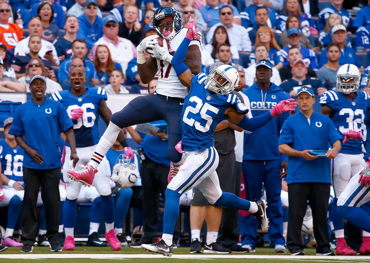 Alshon Jeffery #17 de los Chicago Bears logró quedarse con el balón ante los Colts.