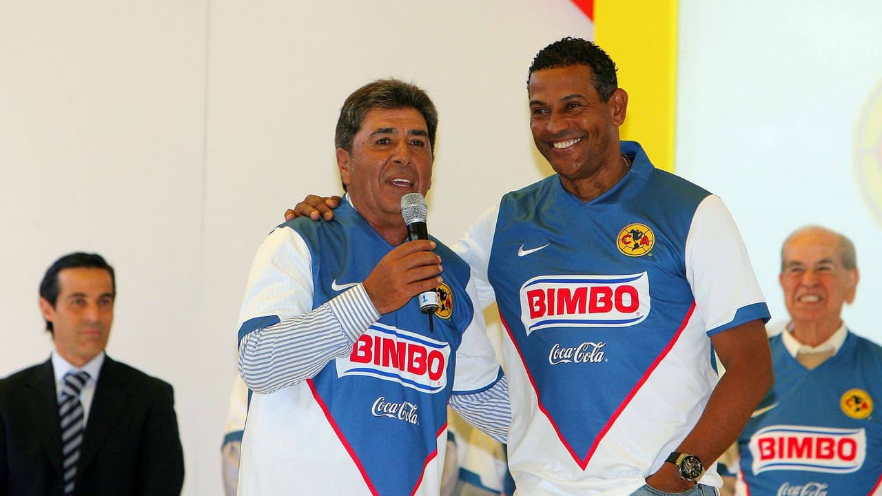 Dos leyendas juntas en un evento para reconocer a los crack del América: Antonio Carlos Santos y Carlos Reinoso.