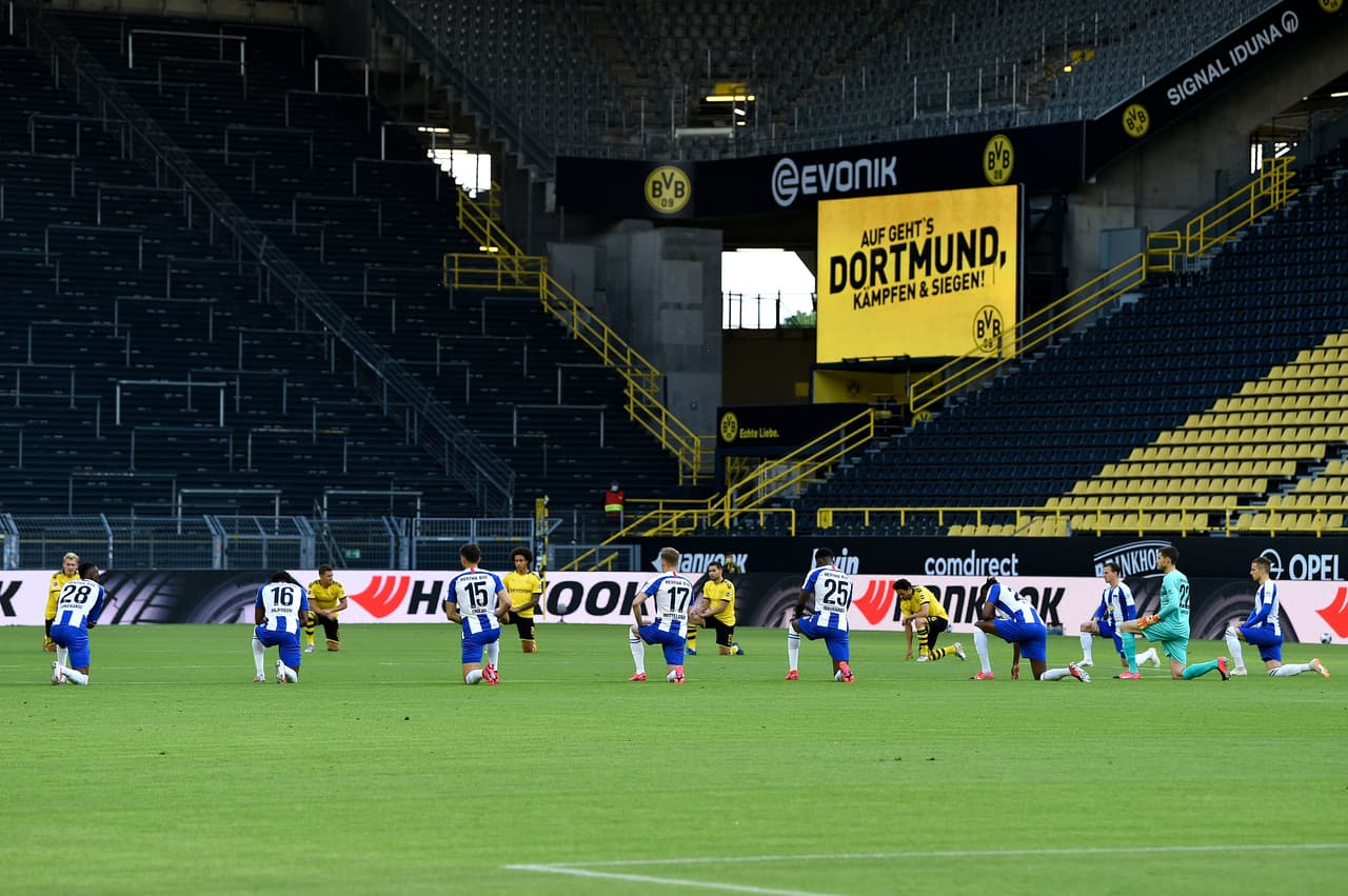Dortmund y Hertha Berlín se arrodillan en el campo en protesta contra el racismo