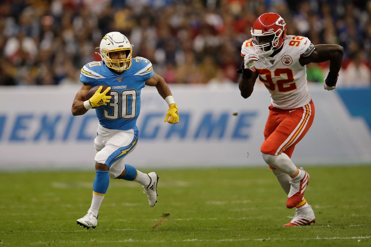 Austin Ekeler recibió pase de Philip Rivers y corrió para 37 yardas en la primera jugada grande del partido.