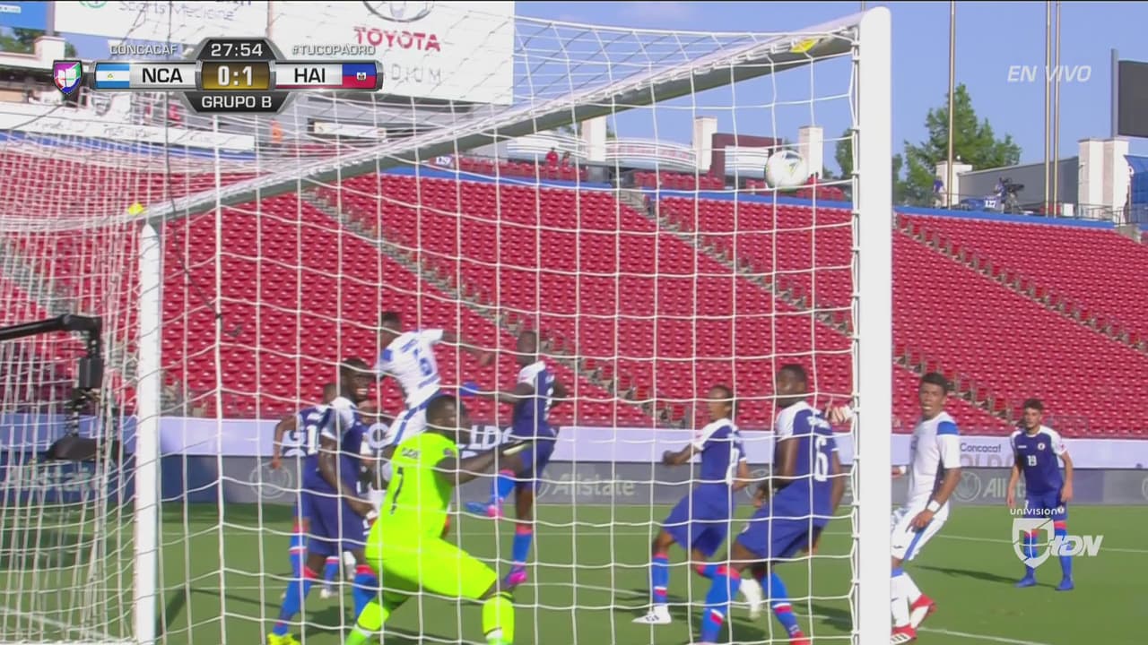 Copete casi empata en un córner si no remata con el hombro