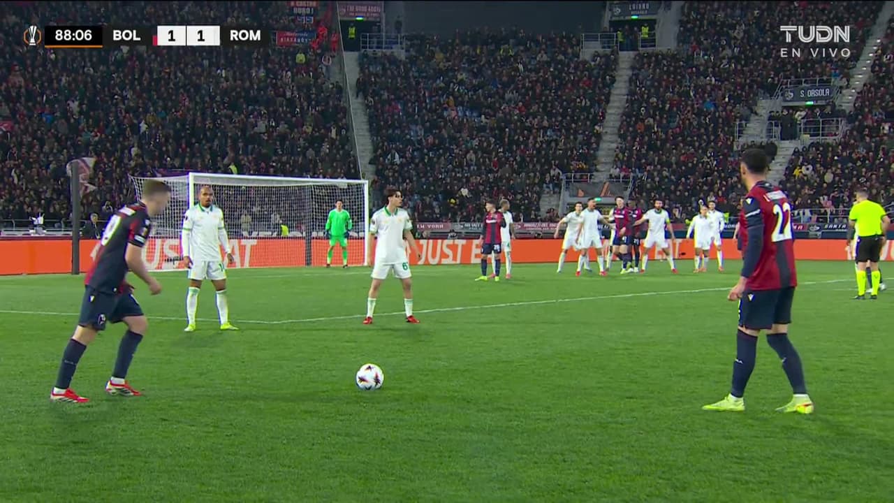 ¡CERCA! Martin Vitík disparó que se estrella en el poste.