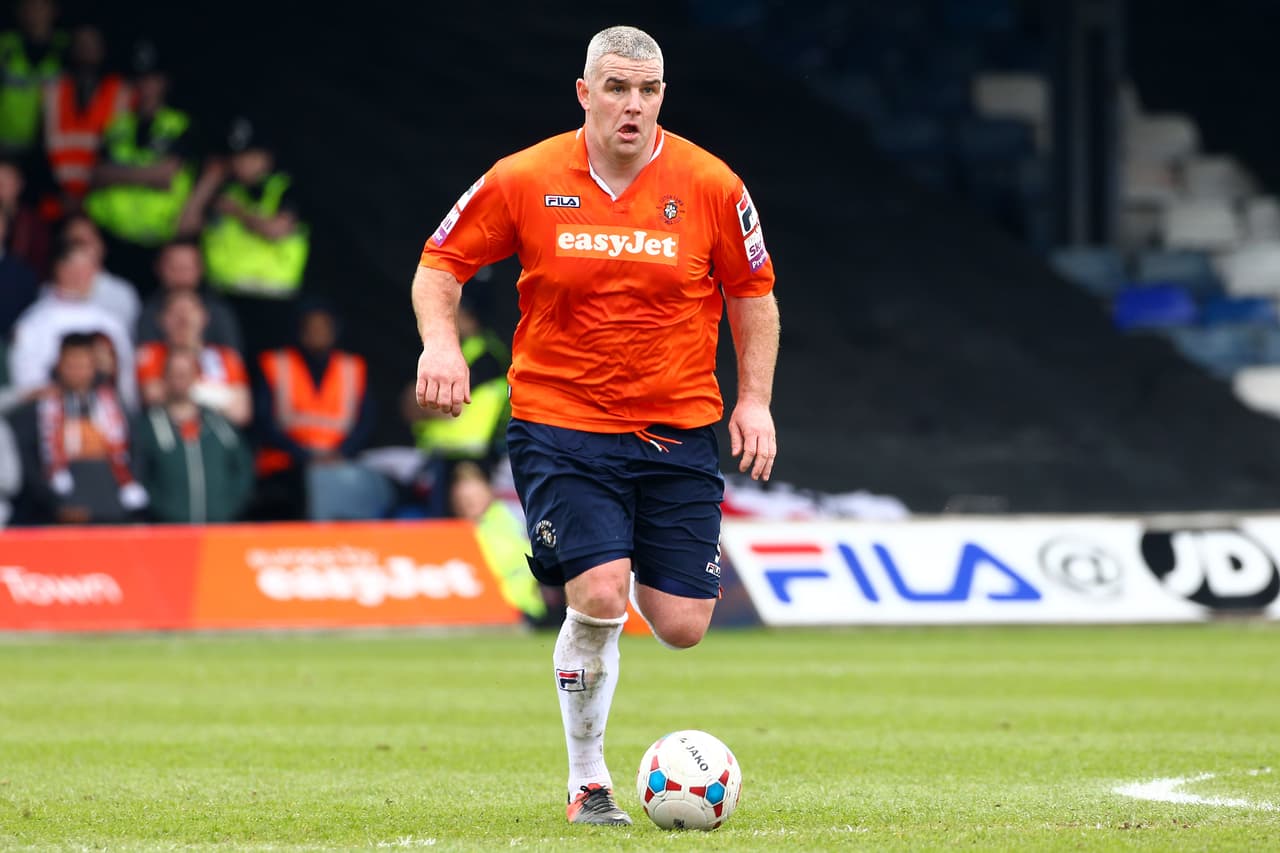 Steve McNulty ha sido rival de peso para 'La Bestia'. Este defensa de 33 años juega en el Tranmere Rovers y en su carrera ha ayudado al ascenso de tres equipos en los que ha estado (Barrow, Flletwood Town y Luton Town).